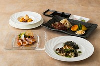鉄板焼きの醍醐味であるステーキをお楽しみいただける。オードヴル、サラダ、牛サーロイン、焼野菜、食事、デザート盛合せの、全6品のランチコースです。