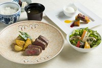 赤身と脂のバランスのとれたジューシーなオーストラリア産サーロインを目の前の鉄板で焼上げます。ライブ感あふれるステーキランチをご堪能ください。

