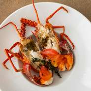 “食のエドモント”と称される、グルメレストランが集うホテル内に店を構える鉄板焼「山彦」。和と洋のテイストを融合させた鉄板焼を提供しております。季節の野菜、海鮮や肉の素材を知り尽くしたシェフが調理。