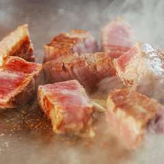 安らぎと落ち着きの感じられるカウンター席で、臨場感を堪能