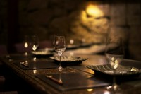 ワインリストはフランス産を中心に、日本産、ナパヴァレィ産など、鉄板焼きの料理にあわせた味わいのワインを取り揃えました。また併設の日本料理「平川」で揃えるこだわりの地酒もお勧めです。