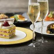 特別な日は少し贅沢にライブ感のある鉄板焼で美食時間を。鮑や黒毛和牛サーロインをお楽しみいただける一番人気の山彦コースに、スパークリングワインとアニバーサリーケーキが付いた特別プランをご用意。