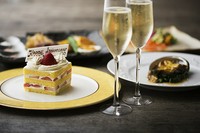 特別な日は少し贅沢にライブ感のある鉄板焼で美食時間を。鮑や黒毛和牛サーロインをお楽しみいただける一番人気の山彦コースに、スパークリングワインとアニバーサリーケーキが付いた特別プランをご用意。