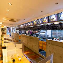 厨房の活気が伝わる店内は、家族団欒のシーンにも