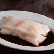 コクある醤油ダレをかけて供される腸粉 。米粉をベースに蒸し上げた生地は、 つるんと滑らかな 口当たり。 中に包まれた海老の ぷりぷり食感 とのコントラスト が楽しい一品 です 。