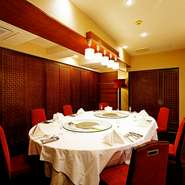 中国格子をあしらった壁面や大きな円卓が中華料理店らしさを演出。顔合わせや大切な接待、親戚のお集まりにもおすすめです。プライベート感満載のVIPルームもございますので、特別なおもてなしにぜひ。