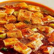 本場四川の特級山椒のピリッとした刺激的な辛さがたまらない陳麻婆豆腐。沖縄直送「島豆腐」の存在感にもご注目ください。