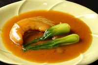 【特大フカヒレの姿煮込み】 とろける！上海風白湯醤油味と麒麟特製黒トリュフの香りの2種