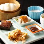 中華蒸しパン、4種トッピング、スープ、デザートが付いたセット。蒸しパンはおかわり可能です。（1個まで）