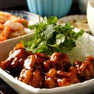 海鮮と水菜の特製ドレッシングかけ・本日のスープ・イベリコ豚肩ロースの黒酢の酢豚・白飯とザーサイ・マンゴープリン付き。