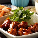 海鮮と水菜の特製ドレッシングかけ・本日のスープ・イベリコ豚肩ロースの黒酢の酢豚・白飯とザーサイ・マンゴープリン付き。