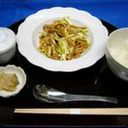陳麻婆豆腐や小海老のチリソースなどおすすめ料理全6種より1品をチョイス。前菜三種盛り合わせ・ザーサイ・スープ・本日のデザート付き。