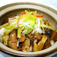 中国杭州名物料理「東坡肉（トンポーロー）＝豚の角煮」と、色鮮やかな野菜を贅沢に盛付けて、ボリュームたっぷりに仕立てました。お肉とごはんをちょっと少なめにして、デザートを付けた「ライト豚トロ丼」も人気！