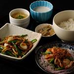 週替わりのおかず2品にごはん（または玉子粥）、スープ、ザーサイ、デザート付き。