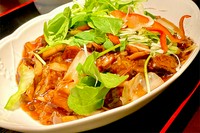 ザーサイ、スープ付　1日限定30食
トロトロになるまで弱火でじっくり、じっくり煮込んだ皮付き豚肉をたっぷりごはんにのせました。
ボリュームたっぷりおすすめメニューです！