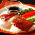 シェフの腕と旬の食材が光る中華料理。魚介類やお肉など様々な素材を独創的に組み合わせた月替わりのコース