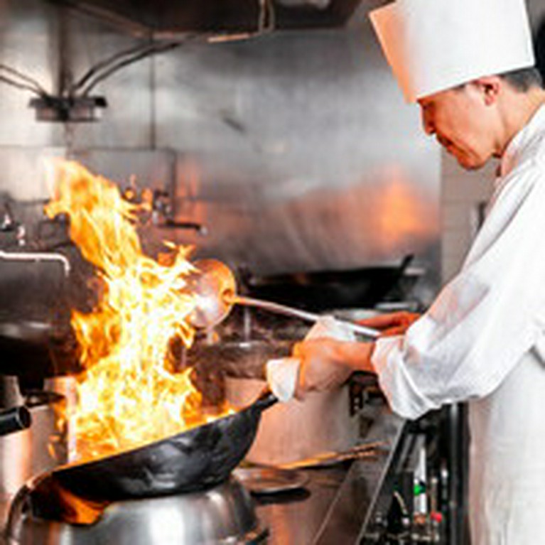 月替わりでご用意する2時間飲み放題付プランです。お料理はお一人様一皿ずつご提供いたします。