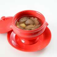 中国湖北省武漢の名産品の蓮根と、旨味の強いイベリコ豚のスープです。武漢の名物料理を是非お楽しみ下さい。
＊お一人様用
