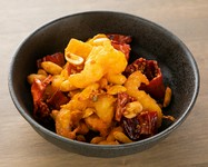 柔らかい食感と特製の醤油や調味料の複雑な風味を堪能できる「ドンポー肉」は当店自慢の逸品です。