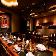 雲南省の少数民族衣装と茶器を飾っている個室。素敵なインテリアに囲まれて本格雲南料理を召し上がれます。