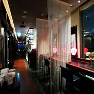 銀座の夜景を眼下に、開放的な店内空間で優雅なひとときをお過ごしください。