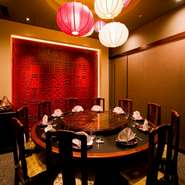 個室は6室、6～48名様までご利用いただけます。雲南省の少数民族衣装と茶器を飾っている個室になっており、ご宴会・接待・デートなどさまざまなシーンでご好評頂いております。貸切のご相談も受け付けております。