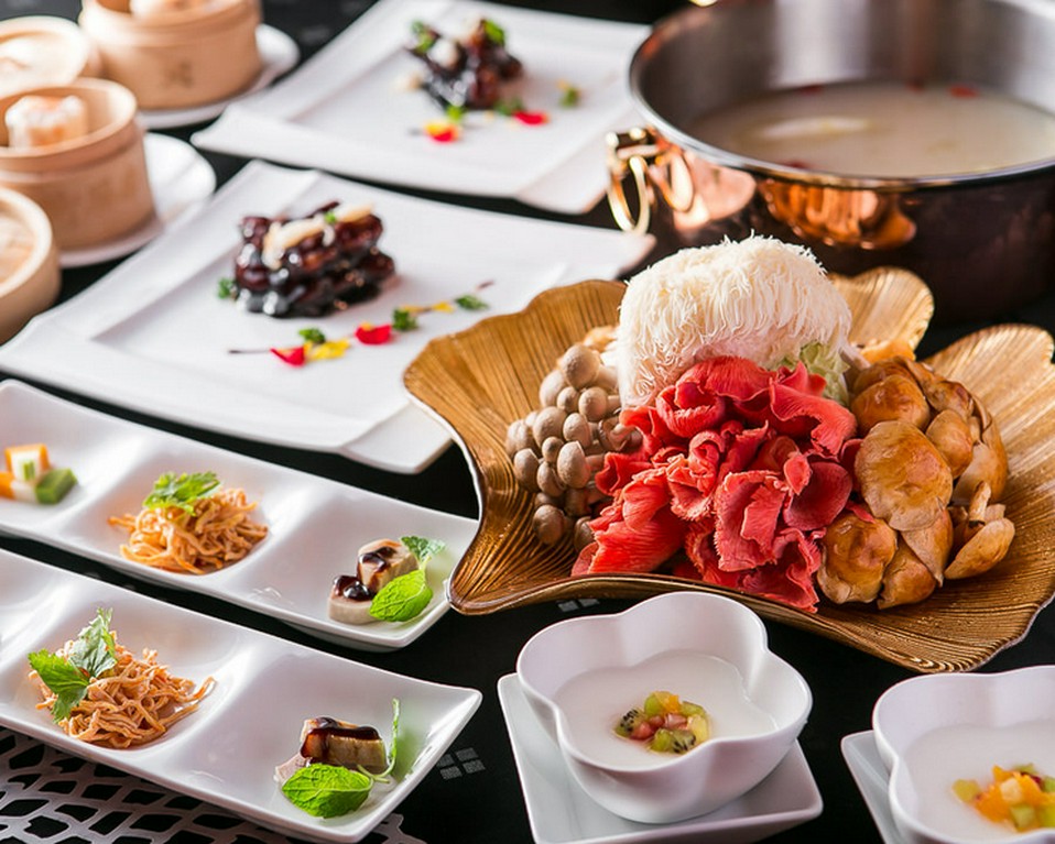 具だくさんの雲南キノコスッポン鍋や絹笠茸とフカヒレの姿煮含む、豪華全8品をご用意しました。