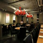 店内は貸切フロア１７名～５０名様までご利用が可能です。店内は照明がオシャレで広々とした空間です。