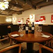 本場料理をカジュアルな空間で。白を基調とした店内は女性同士のグループにも好評の清潔感のある空間です。