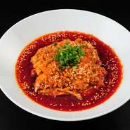 辛さを控えた風味ゆたかな四川料理の代表格です。よだれ鶏とは、よだれが出るほど美味しいことから名づけられました。