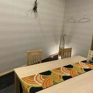 【半個室：最大4名様】周りを気にせず会話と食事を楽しみながら調理する姿も楽しめます。