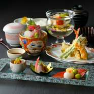 阿部氏が自身の目で選んだものを使った料理の数々。仕入れにより料理が異なるので、一期一会の味わいにも出合えるかもしれません。その時々の季節の旬の食材を堪能できます。