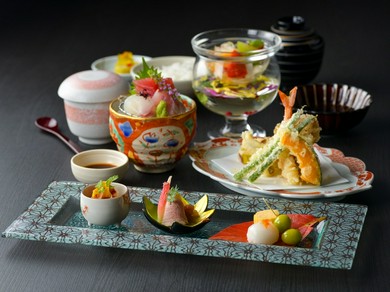 料理長自らが毎朝市場に足を運び、厳選している四季折々の魚介