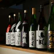 お酒も各種取り揃え。中でも日本酒に力を入れており、宮城県産の地酒が豊富に用意されています。季節によって銘柄が変わるものもあり、三種の地酒を飲み比べできる「きき酒セット」があるのも嬉しいポイントです。