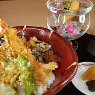 食材本来の旨味を薄い衣に封じ込めた天麩羅は、サクサクで口当たりが軽く、甘辛いタレとの相性が抜群に良い。老若男女問わずにご賞味いただける人気のランチです。