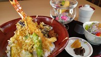 食材本来の旨味を薄い衣に封じ込めた天麩羅は、サクサクで口当たりが軽く、甘辛いタレとの相性が抜群に良い。老若男女問わずにご賞味いただける人気のランチです。