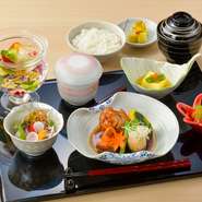 料理長自ら厳選した魚を煮魚でいただけるランチ。煮ることでしっとりふっくらとした食感になっています。甘さのバランスが絶妙かつ上品な味わいで、ご飯との相性抜群。ついつい箸が止まらなくなります。