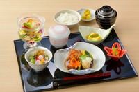 料理長自ら厳選した魚を煮魚でいただけるランチ。煮ることでしっとりふっくらとした食感になっています。甘さのバランスが絶妙かつ上品な味わいで、ご飯との相性抜群。ついつい箸が止まらなくなります。