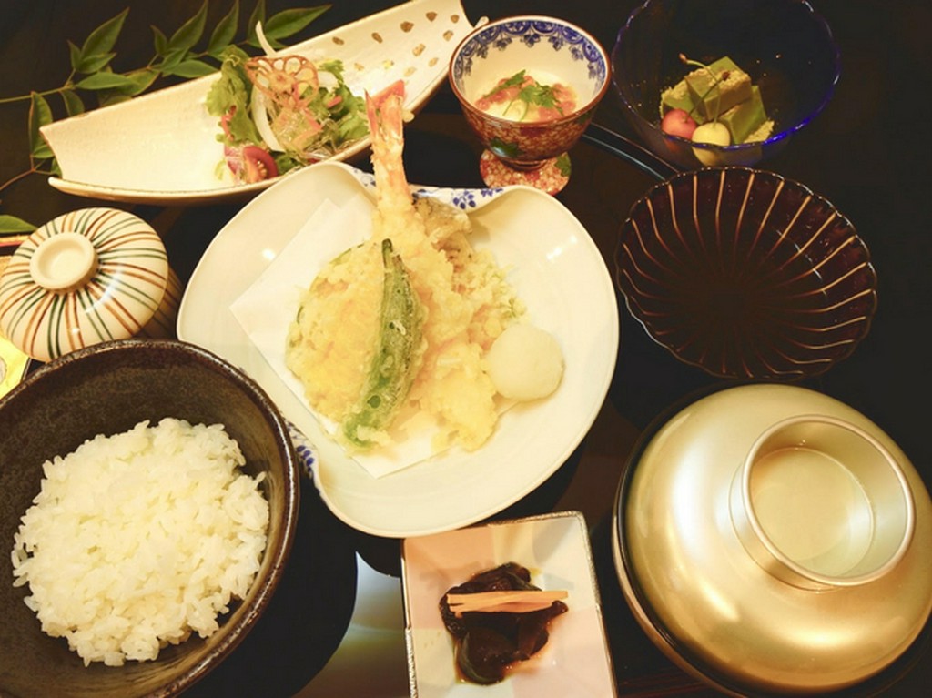 薄衣の中においしさがギュッと詰まった『天麩羅ランチ』