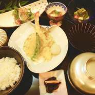 旬の野菜3種、海老、日替わりの魚を天麩羅で食せます。サクッと軽い食感で、あっさりとした味わいが特徴です。まずはそのままいただいて食材のおいしさを味わった後、二口目には天つゆや塩につけて召し上がれ。