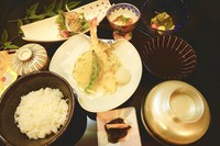 旬の野菜3種、海老、日替わりの魚を天麩羅で食せます。サクッと軽い食感で、あっさりとした味わいが特徴です。まずはそのままいただいて食材のおいしさを味わった後、二口目には天つゆや塩につけて召し上がれ。