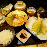 塩釡港や仙台港で水揚げされた季節の魚や貝類など、5種類ほどの海の幸を刺身で楽しめる御膳。日によって内容が異なるため、何が食べられるか分からないドキドキ感もポイントです。