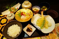 塩釡港や仙台港で水揚げされた季節の魚や貝類など、5種類ほどの海の幸を刺身で楽しめる御膳。日によって内容が異なるため、何が食べられるか分からないドキドキ感もポイントです。