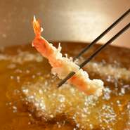 季節の旬食材を使用。独自にブレンドした揚げ油を使用しており、サクッとした食感に仕上げています。食材そのもののおいしさが衣の中に閉じこめられており、食べ進めるごとに口いっぱいに旨味が広がります。