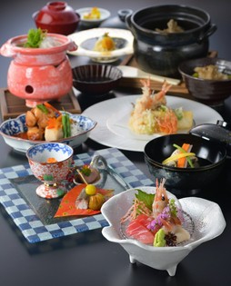 塩釡港や仙台港で水揚げされた、新鮮な「魚介」を仕入れ