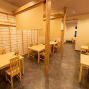 和を基調にした明るい店内。それぞれの席が離れているので、ほかのゲストを気にすることなくゆったり過ごせます。半個室もあり、プライベート空間でくつろぎたい方にも最適です。