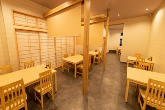 一人当たりの空間が広く、くつろぎながらマイペースに過ごせる