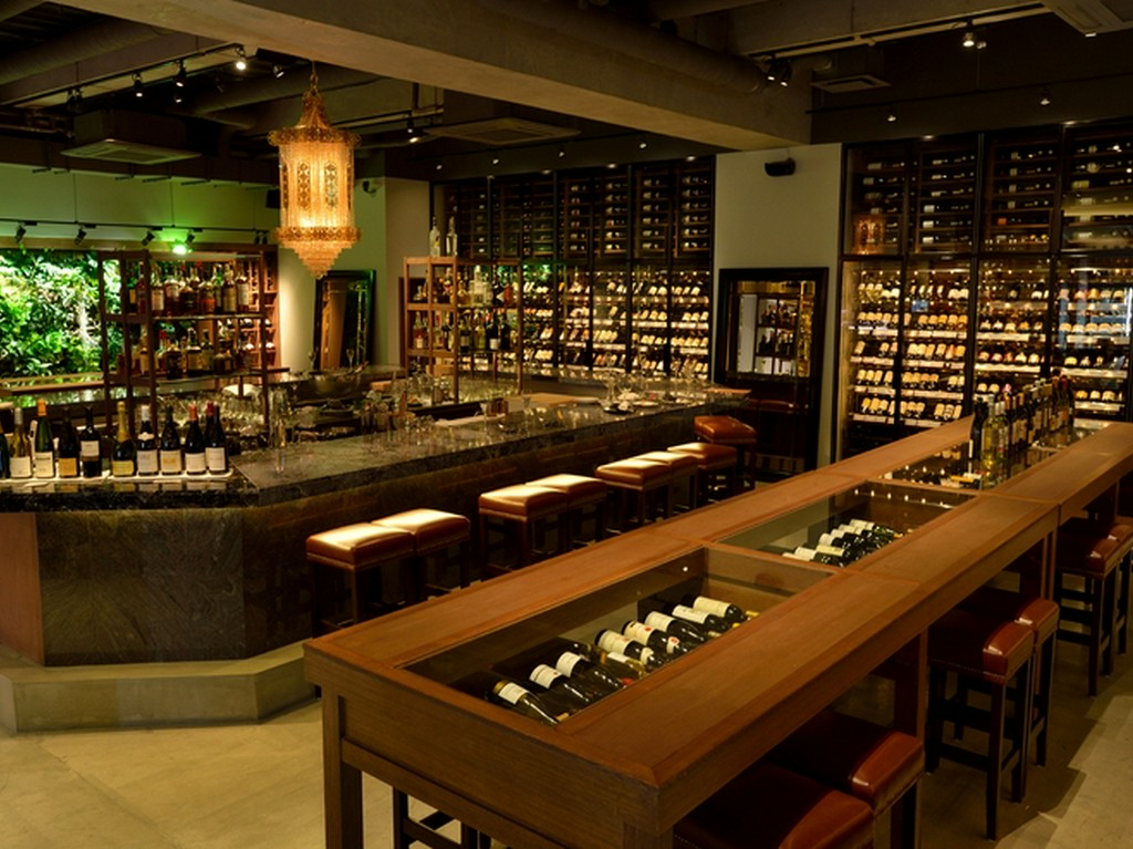 テーブル席とカウンター