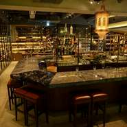 大人の雰囲気漂う店内はゆっくり過ごせる空間。お料理やお酒と共に雰囲気もお楽しみいただけます。