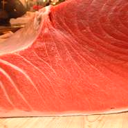 産地と旨味にこだわったマグロです。しつこくない脂が口の中で溶けます。